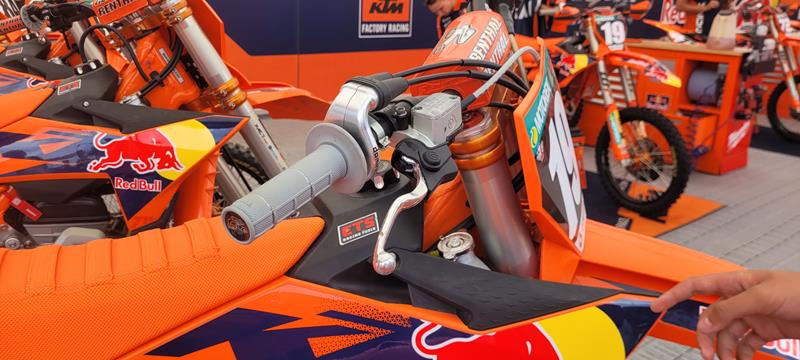 Dominancia techniky KTM v priamom prenose od OKR Moto